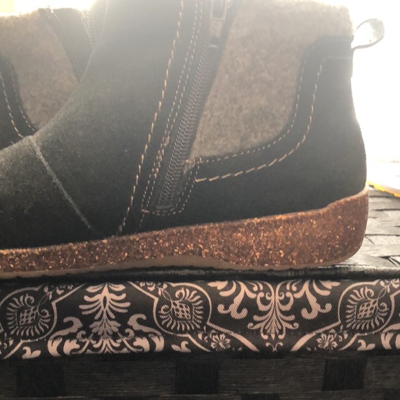 Cute black zipper leather booties - Picture 3 of 4